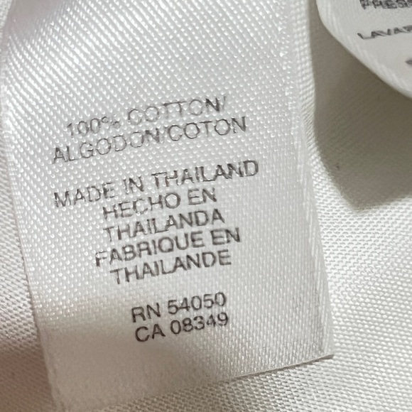 Elegant White Sleeveless Blouse - Picture 3 of 8